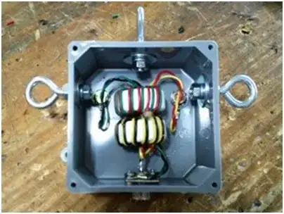 Current balun using two toroids, assembled in a project box